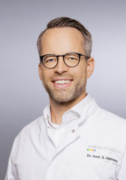 DR. MED. STEFFEN HENNIES