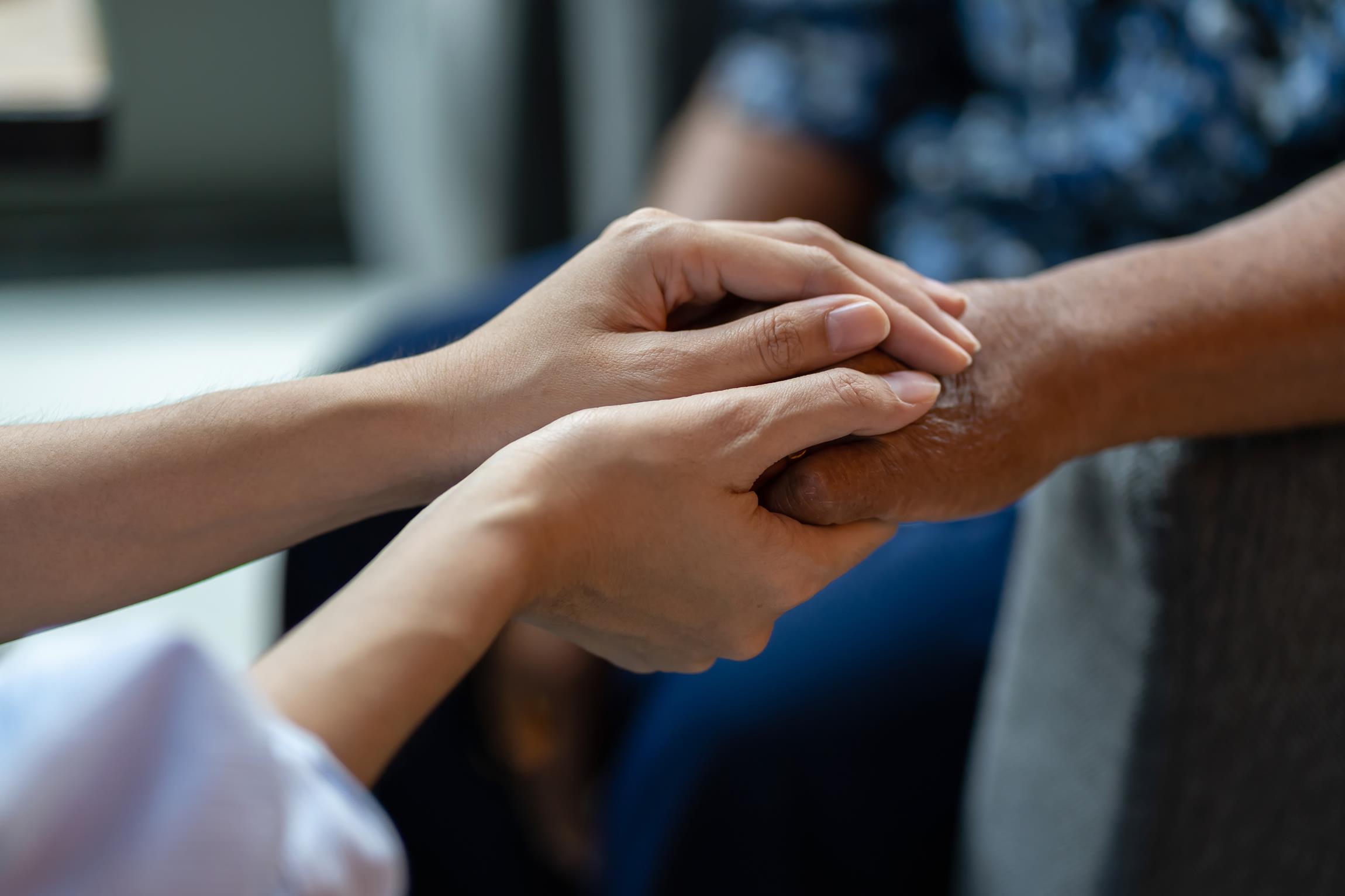 Hände von Patient werden gehalten