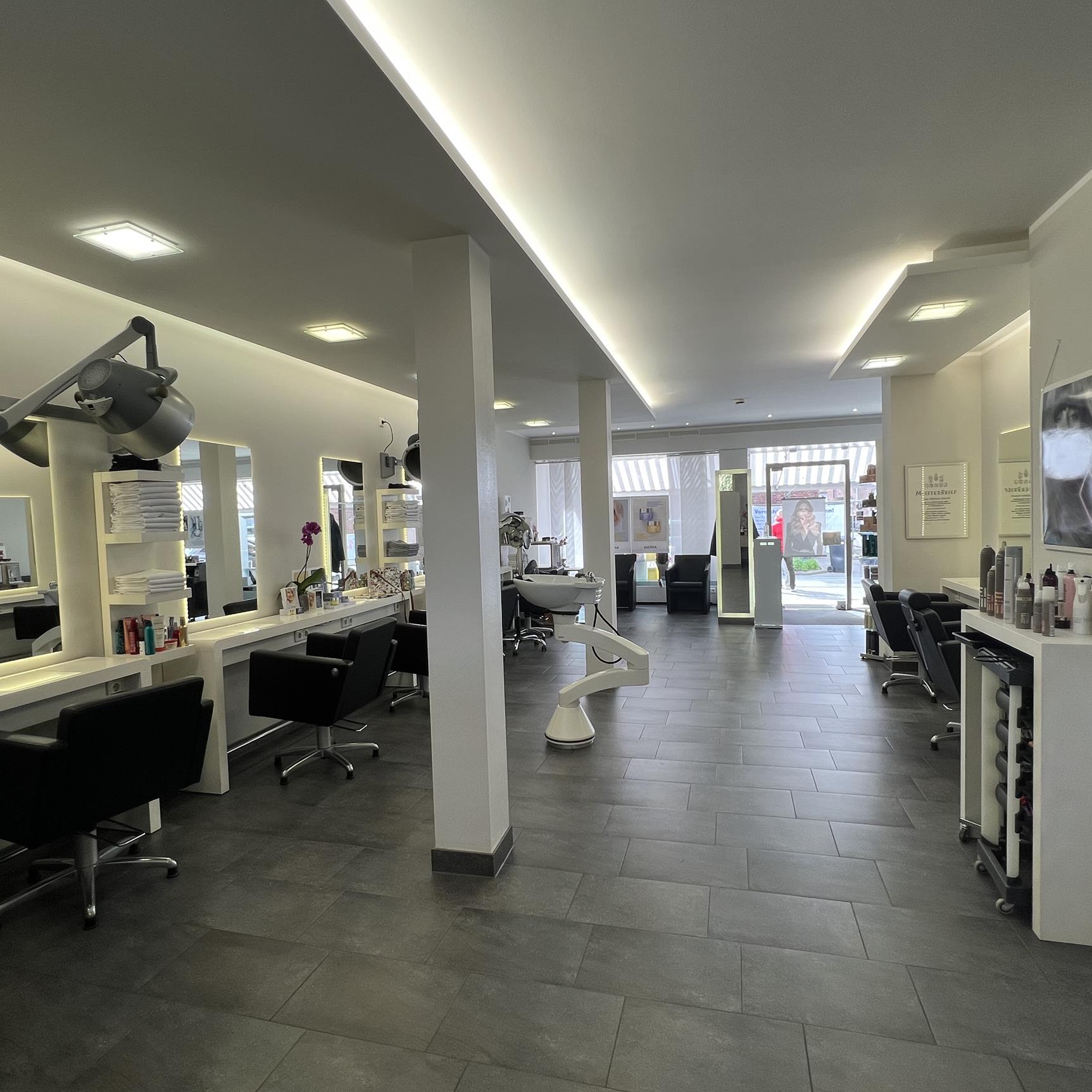 SALON ANDREA STRUCK Andrea Struck