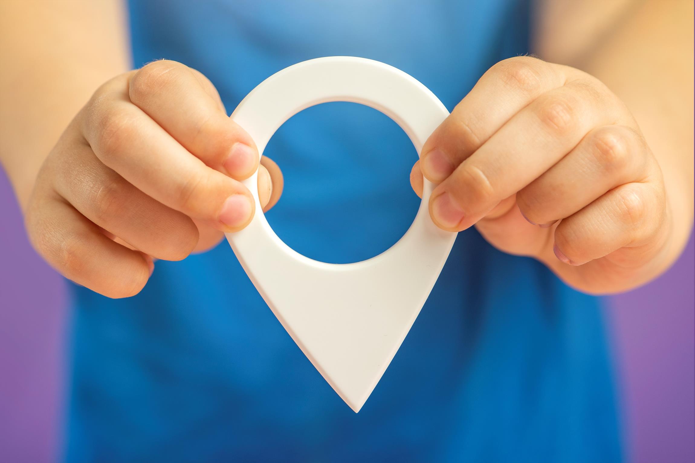 Hände halten Standortschild