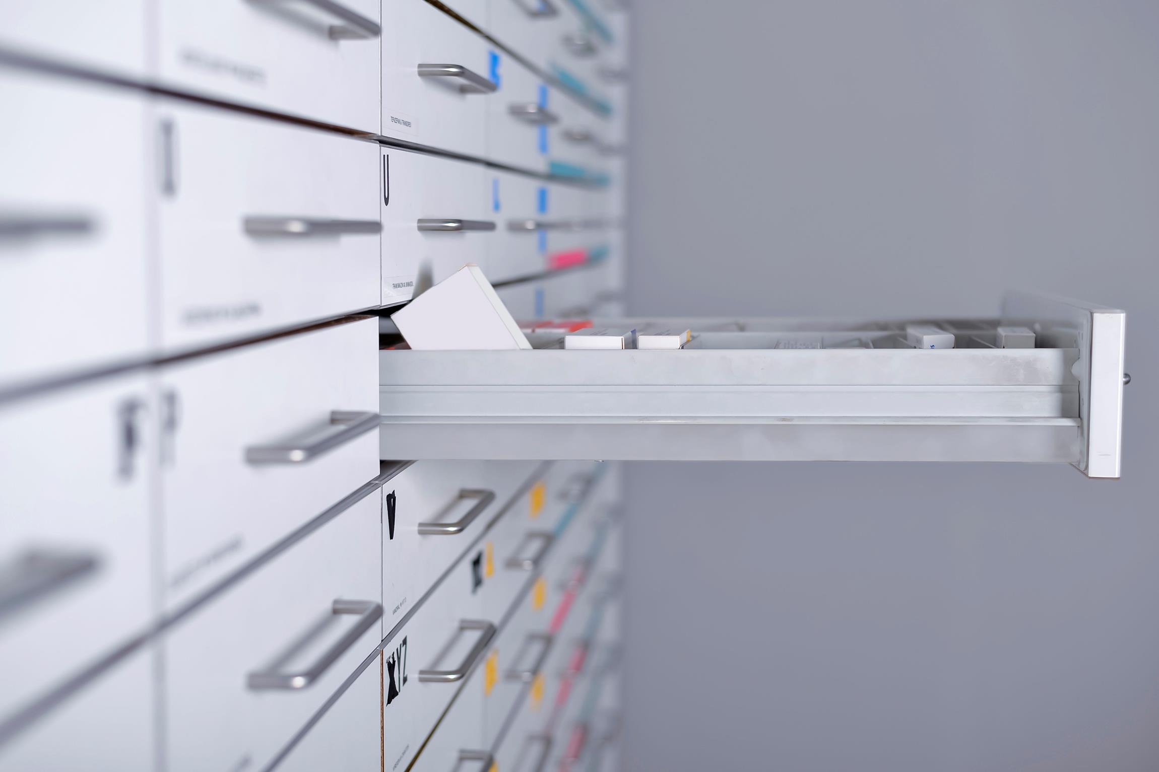 offene Schublade Apothekenschrank