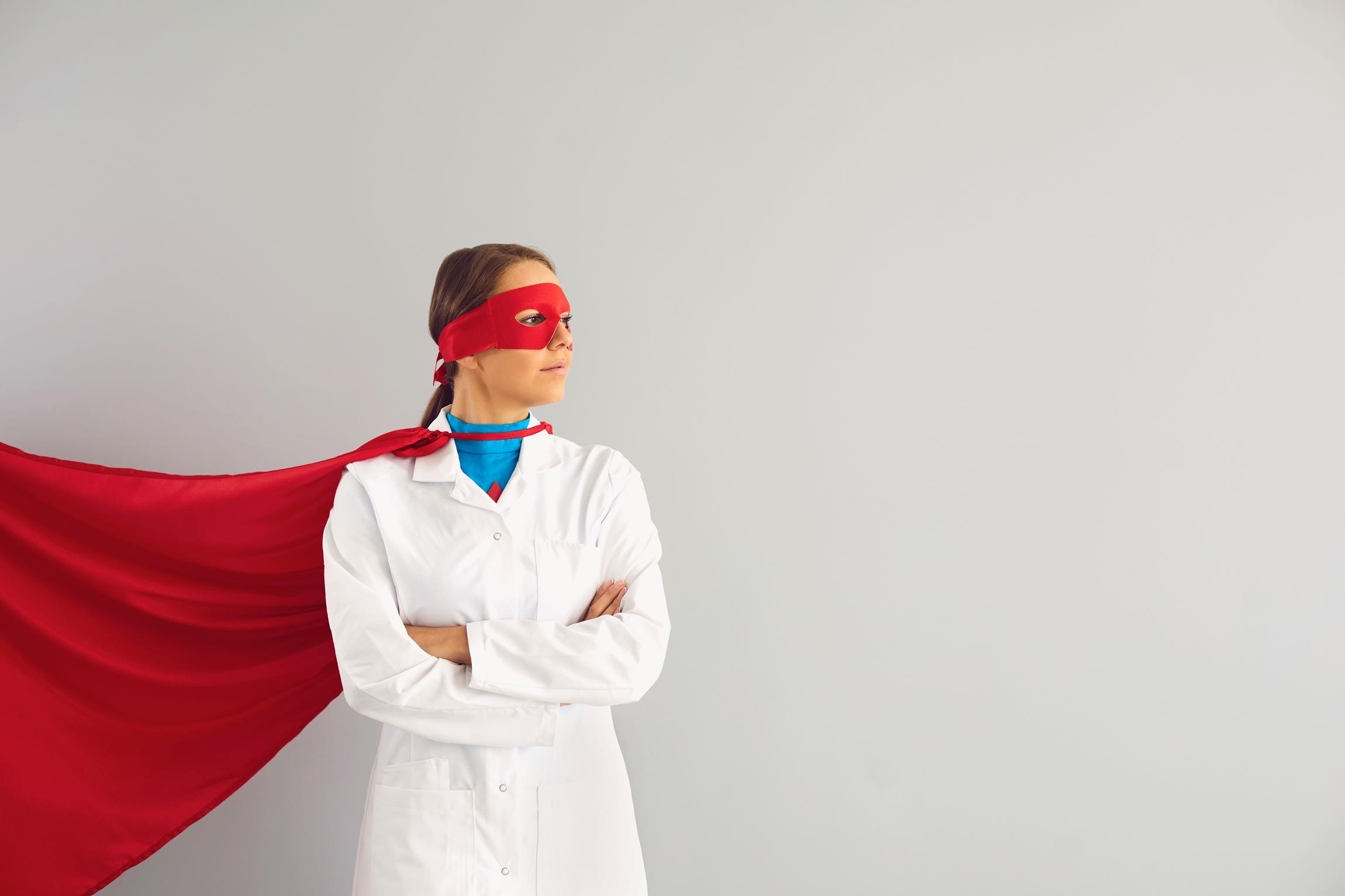 Ärztin in weißen Kittel und Superhelden Kostüm