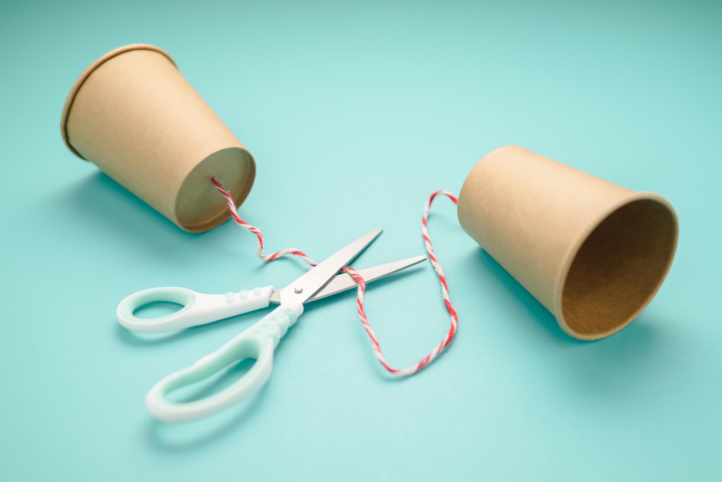 Becher mit Schnur verbunden