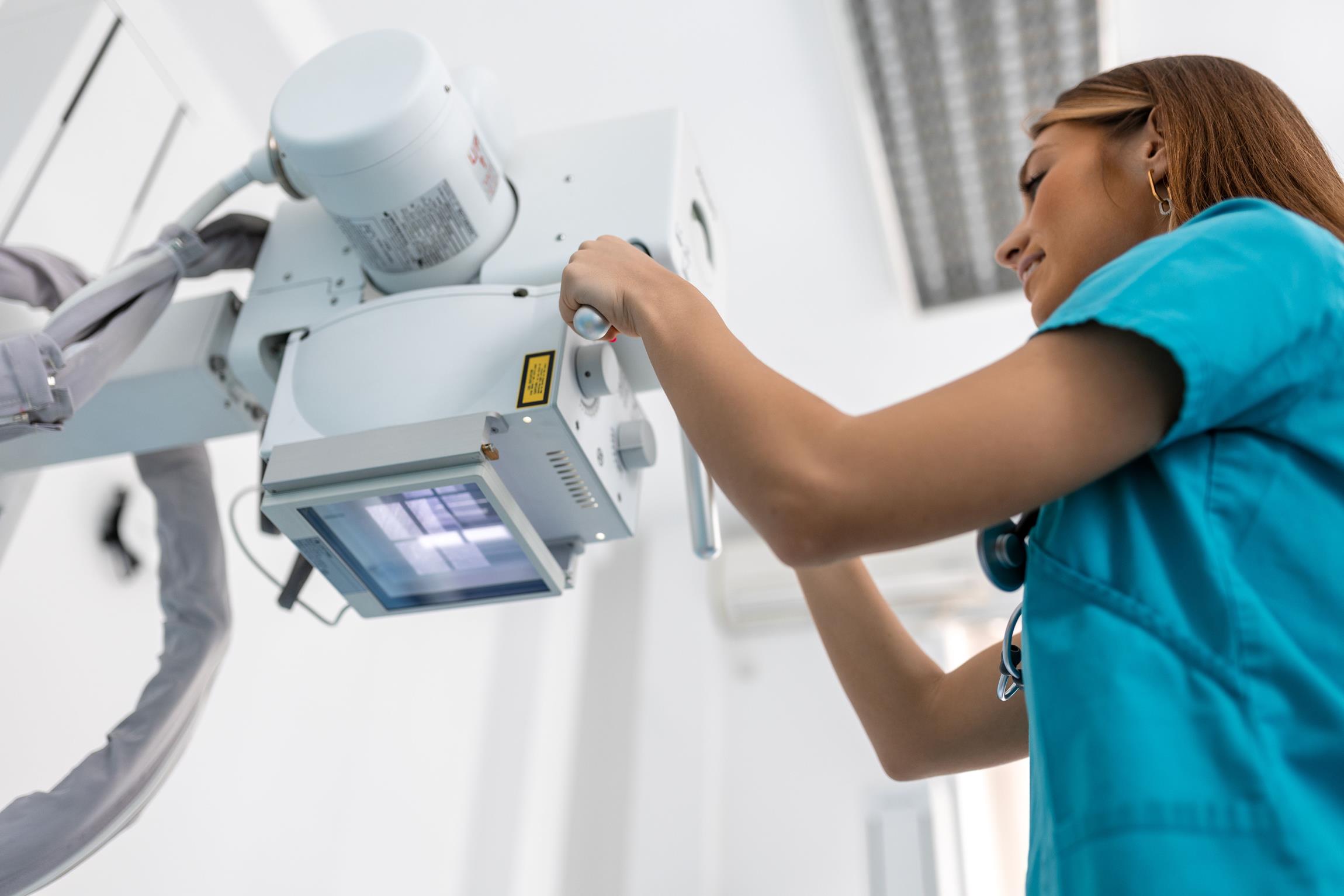 MTA bedient Röntgengerät