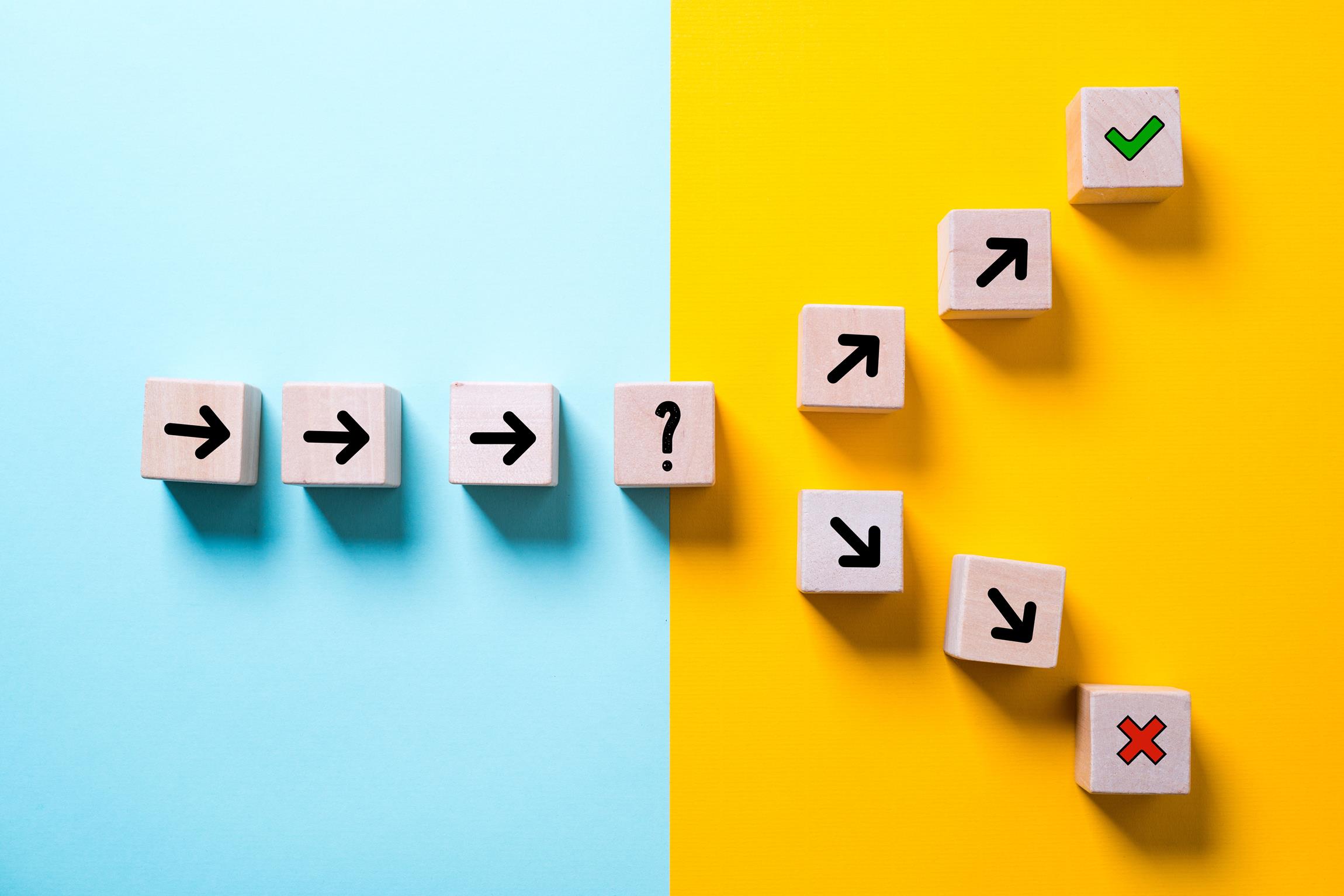 Würfel mit Pfeilen, Fragezeichen und Haken oder Kreuz