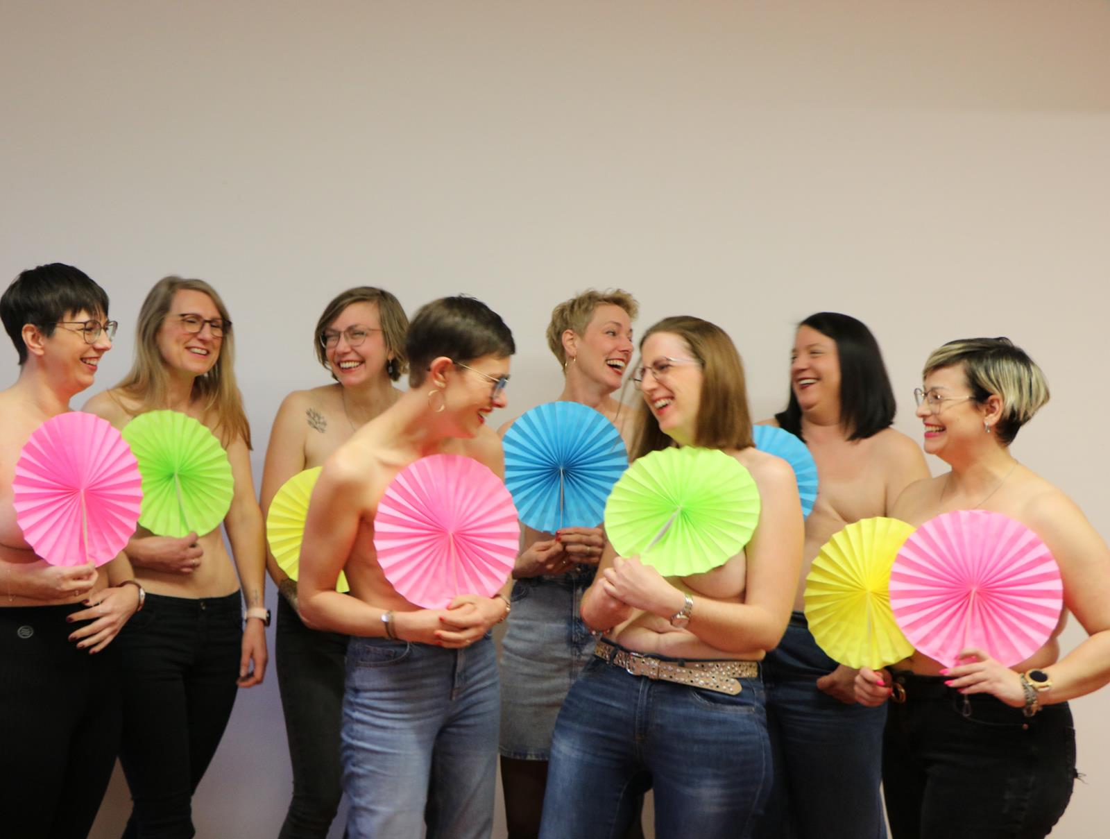Gruppe von Frauen mit Fächern vor der Brust
