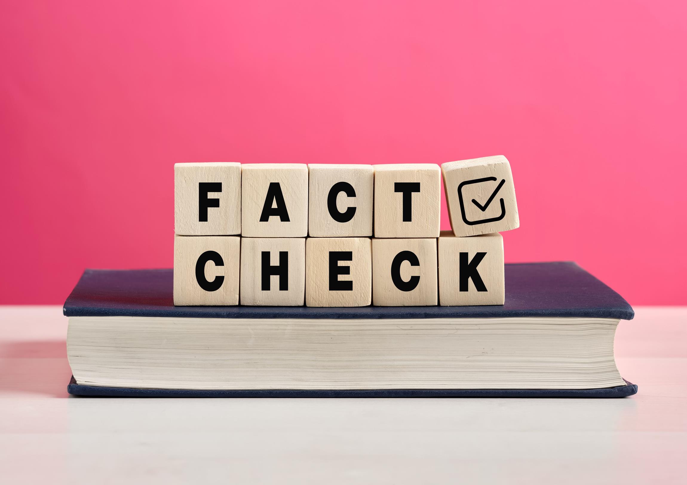 Buch mit Holzwürfeln fact check