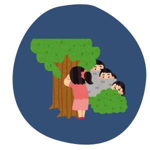 Kinder spielen Verstecken