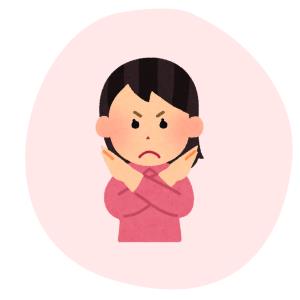 Mädchen mit gekreuzten Armen